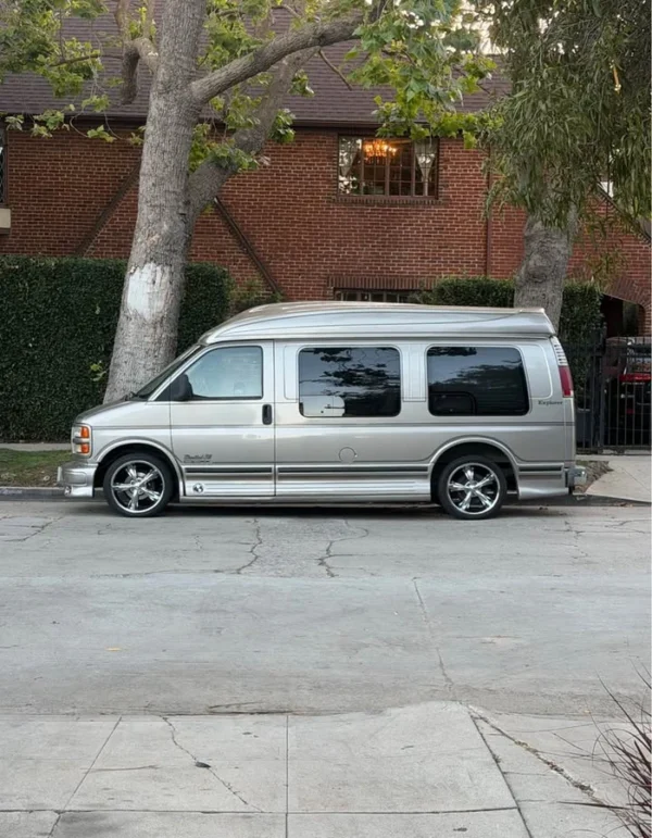 1999-GMC-savana-500-passenger-Explorer-conversion-van(1)
