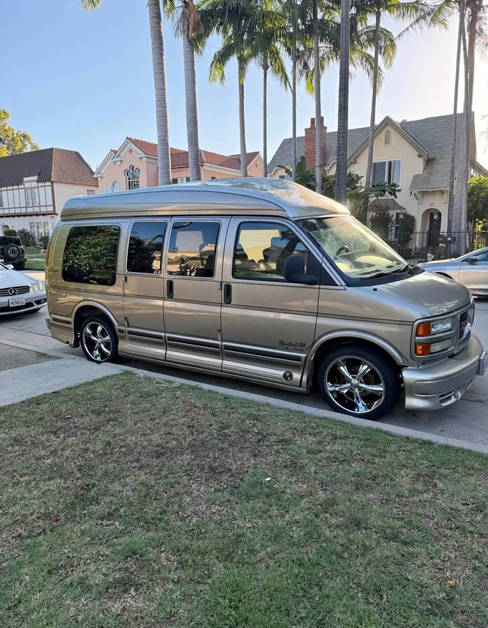 1999-GMC-savana-500-passenger-Explorer-conversion
