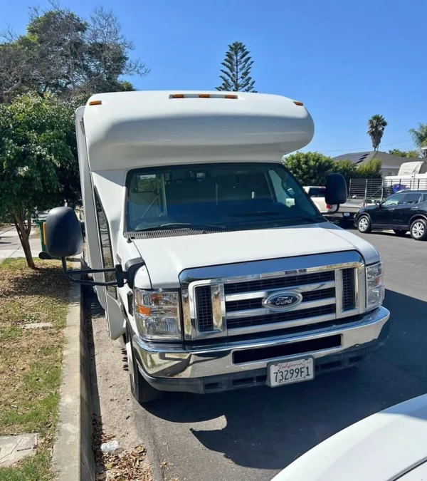 2012-Ford-StarTrans-Shuttle