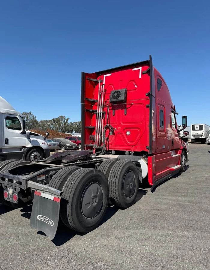 2023-Freightliner-cascadia-semi-truck
