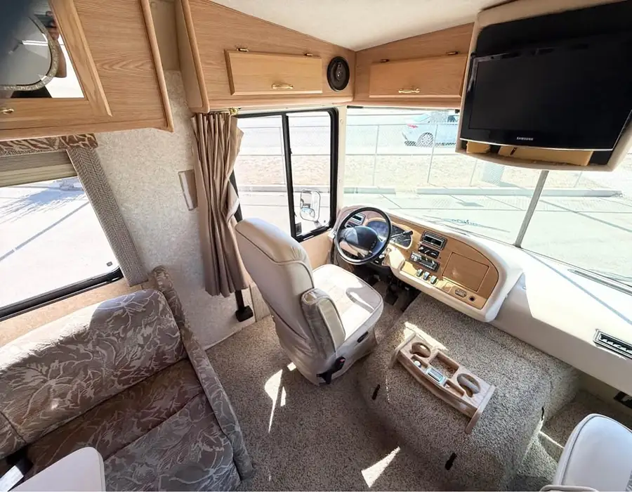 2001-Vision-25FT-Class-A