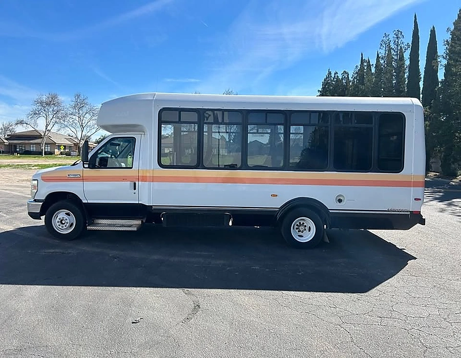 2014-Chevrolet-g-4500-passenger