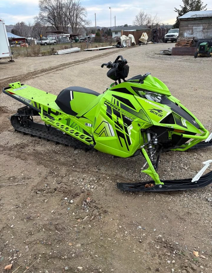 2022-Arctic-Cat-m-8000-hardcore