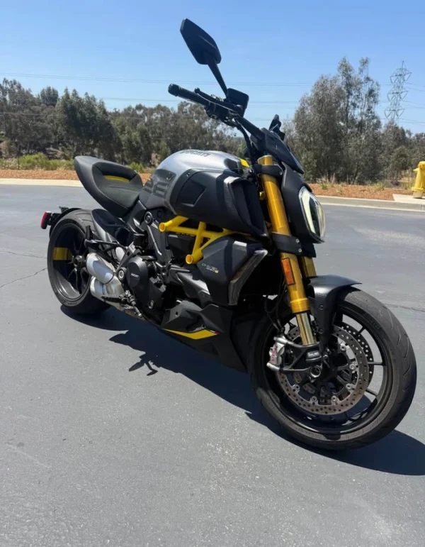 Ducati-Diavel-1260S-2022